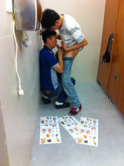 chuckboom:  ikadongo:  Public toilet sex公共廁所對眼就上(6pm/Oct21)