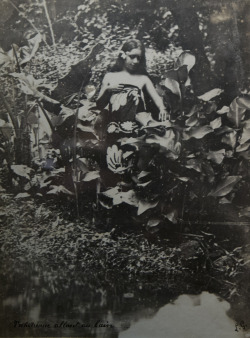  LUCIEN GAUTHIER (1875-1921) Tahitienne allant au bain Tahiti,