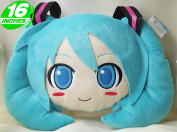 hellostrobelast:  oh my god look at this pillow its miku’s