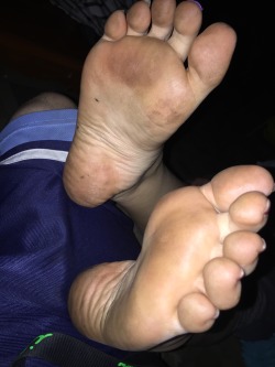 queensfeet:  My girls dirty ass feet after walking around all