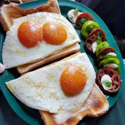 Farm fresh eggs and caprese salad. 🍳🍅🧀 - #food #foodie