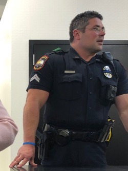 bearsindallas:  This Grandprarie police officer was so fucking