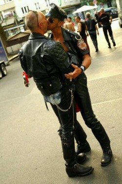leathergayultimate:  Awesome leather jacket and bikers kiss