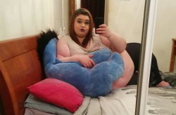 porcelainbbw:rockkarasaidis:  porcelainbbw:  Some random pics;)  is there someone behind you at the 4th fotoÂ ? lol :P you completely hide him/her :P  Yeah its my boyfriend. Iâ€™m actually slightly lying on top of him lol