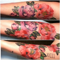 slaughterrr:  fuckyeahtattoos:  Peonies on my forearm done by