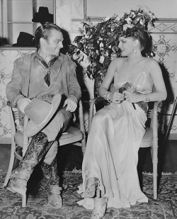 jamescagneylove:Ann Sheridan visits James Cagney on the set of