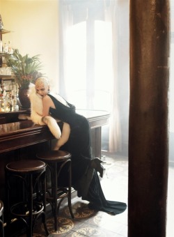 jeongah2:  ‘Paris, Je T'aime’ Agyness Deyn for Vogue