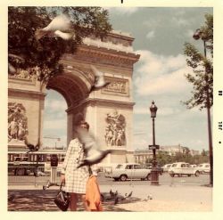 forties-fifties-sixties-love:  At the Arc de Triomphe, Paris,