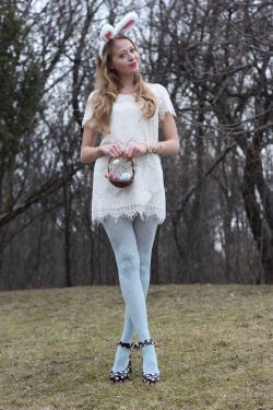 fashion-tights:  White lace dress with turquoise tights and polka