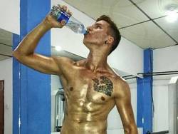 Delessandro is on live right now showing everything on his live