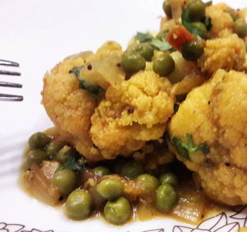 <p>mutter gobi last night, lightly spiced and aromatic coliflower and pea. Crunchy with added soft textures.#vegan #londonfood #mybipins #food #foodblogger #indianfood #londontimeout #londonfood #hitchin #healthyeating #lowcal #fit #fitnessfood</p>