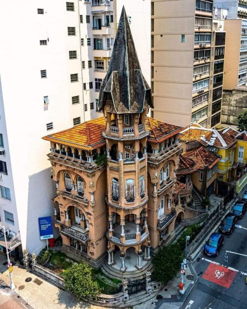legendary-scholar:  The Castelinho do Flamengo. Which houses