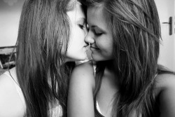 sexysexnsuch:  girl kisses are the cutest -Leigh