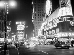 fuckyeahvintage-retro:  Times Square at night, 1959 