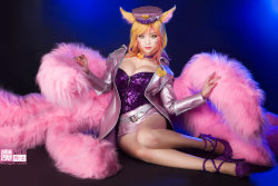 league-of-legends-sexy-girls:  Ahri Cosplay 