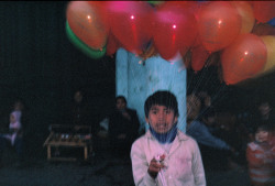 fotojournalismus:  Boy with balloons, Hanoi, 1989.Photo by David