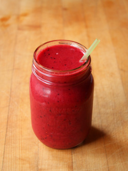 garden-of-vegan:  Carrot-Orange-Berry “Juice” Smoothie (approx