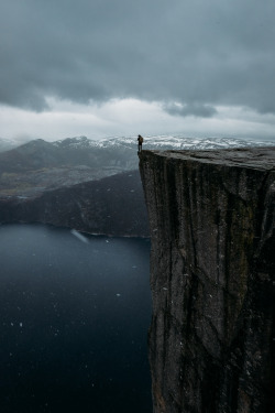 r2–d2:  on the edge by (Atle Rønningen) 