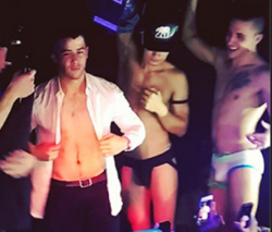 mynewplaidpants:  Nick Jonas does love his gay fans. He loves