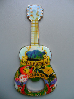 ebay-venezuela:  Hard Rock Cafe Caracas Guitar Shape Magnet Bottle
