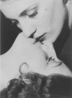 anitaisnacht:  Man Ray - Lee Miller Kissing a Woman, ca. 1930