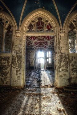 Ruinations of remembrance (Chateau de Noisy, Belgium)