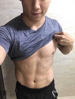 taiwanboyslove:  身材好的異男網友投稿帖。追蹤並轉格，每超過一千人次發布獨家網紅未外流照片喔。Taiwan