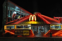 lessadjectivesmoreverbs:  Flying Saucer McDonald’s in Roswell,