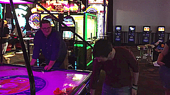 seans-infected-retinas:  Let’s Play 4-Way Air Hockey IN REAL LIFE!!With excellent commentary provided by Wade