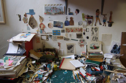 gentle-insomnia:   Artist Nick White’s desk 