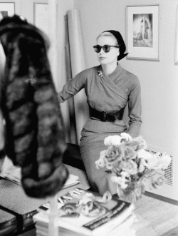 wehadfacesthen:Grace Kelly shopping in New York, 1956, photo