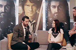 frankreich:  Richard Armitage teaching one of the hosts how to