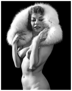 burleskateer: Pepper Powell          ..keeps her head warm! Photographed by  –  Roy Kemp 