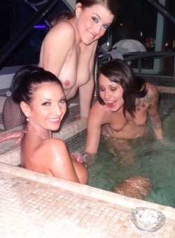 girlsinshowers:  3 girls in the hot tub