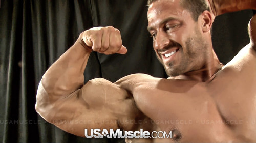 muscle-mountains:  Men and their biceps - a love story for the