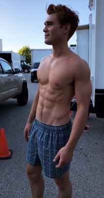 famousskivvies:KJ Apa