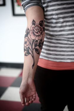 fuckyeahtattoos:  black and grey roses by alice carrier, at anatomy