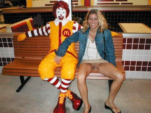 showoffpictures:  Does she want that super-sized? 