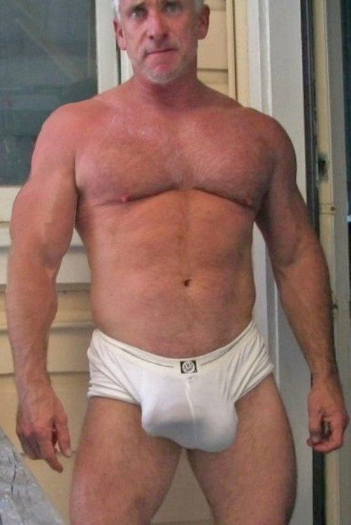 realmenstink:  SILVER FOX WHO’S REALLY PACKING !!!