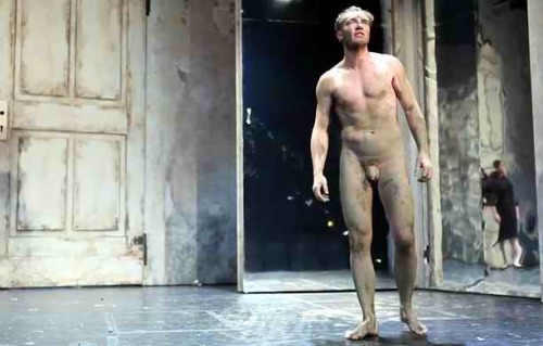 fameshowing:  Max Wagner in Caligula.