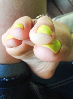 music-lover-3:  Scrunched tasty toes