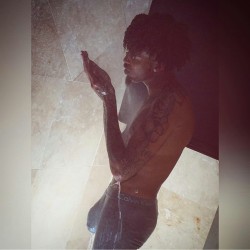 lamarworld: August Alsina big bulge