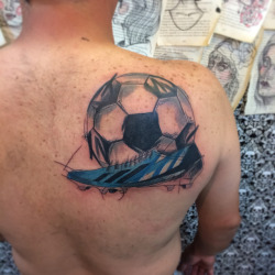 💀✖️cobertura de tatuaje viejo con balón y zapato de football