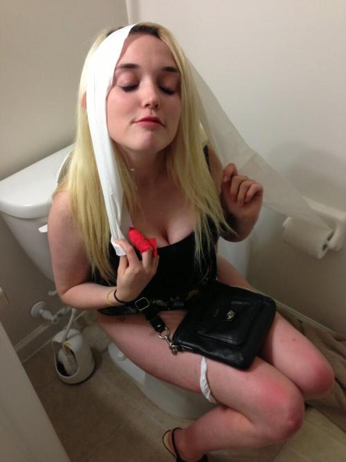 dimitrivegas:  Pooping women