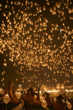 danceabletragedy:  Chiang Mai’s Floating Lantern Festival 