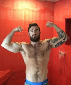 yummyhairydudes:  YUM!  For MORE HOT HAIRY guys-Check out my