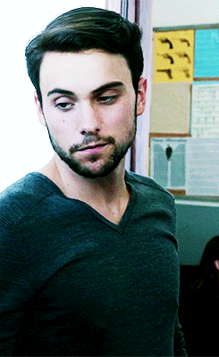 hoechlinteeth:  such a gorgeous asshole 