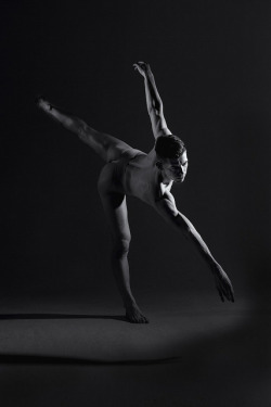 sexymaledancer:  Dancer: Eliot Smith Photo by  Eric Murphy 