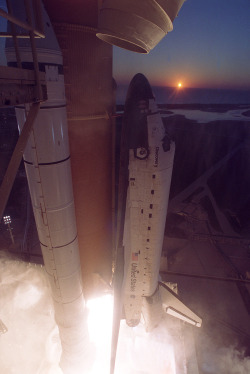 humanoidhistory:  The Space Shuttle Discovery lifts off from