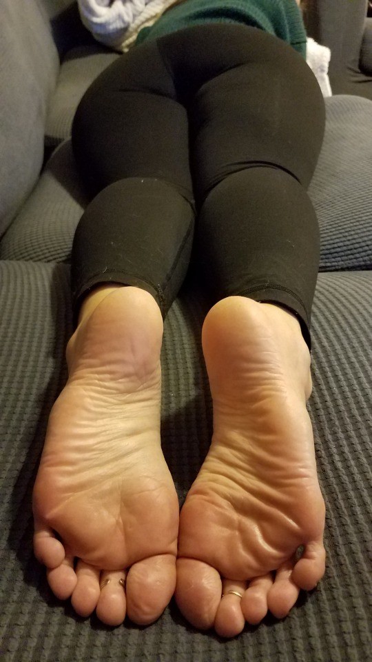 myprettywifesfeet:My pretty wifes soft beautiful soles and curves.please